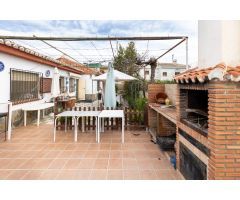 Chalet de una planta en Otura con jardín, piscina y terraza