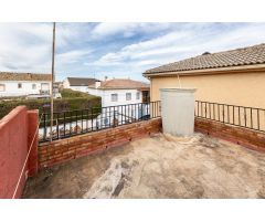 Chalet de una planta en Otura con jardín, piscina y terraza