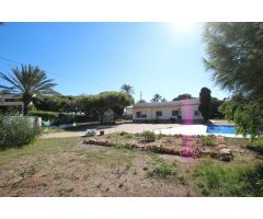 Chalet con piscina en Cabo Roig. Verano