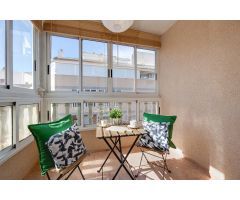Impecable piso de tres dormitorios y dos baños a solo 200 metros de la playa