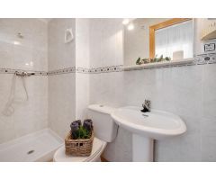 Impecable piso de tres dormitorios y dos baños a solo 200 metros de la playa