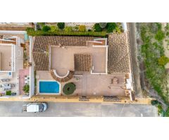 CHALET ESQUINA CON PISCINA, SOLÁRIUM Y GARAJE