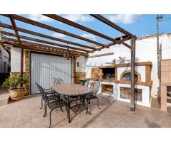 CHALET ESQUINA CON PISCINA, SOLÁRIUM Y GARAJE