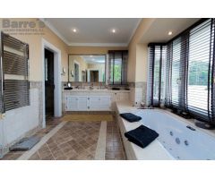 Villa Independiente en Venta en Benahavís, Málaga