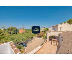 EXCLUSIVA FINCA MEDITERRÁNEA frente al Mar en Javea · COSTA BLANCA | 5.977m2 · 3 Casas · 20m del
