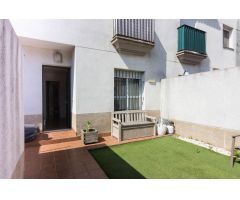 Acogedor adosado con amplios patios y mucha luz natural