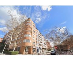 ESTUDIO HOME MADRID OFRECE piso de 93 m² construidos, situado en el barrio de Peñagrande.