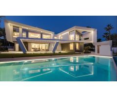 Nueva villa en primera línea de playa en Los Monteros, Marbella