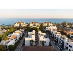 Nueva villa en segunda linea de la playa en Milla de Oro, Marbella