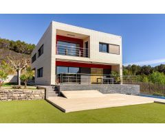 Vive donde otros sueñan escapar: espectacular villa en Sant Esteve de Sesrovires