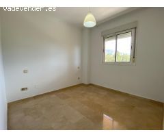 Estupendo piso 2 d en urbanización. con jardín y  piscinas.