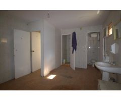 SE VENDE CASA INDEPENDIENTE DE 232 M2 EN PLANTA PARA REFORMAR COMPLETAMENTE.