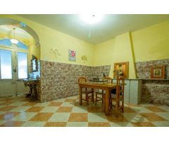 PISO EN PLANTA BAJA MUY AMPLIO CON PATIO Y GRAN BUHARDILLA CON MUCHAS POSIBILIDADES EN PLENO CENTRO