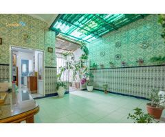 PISO EN PLANTA BAJA MUY AMPLIO CON PATIO Y GRAN BUHARDILLA CON MUCHAS POSIBILIDADES EN PLENO CENTRO