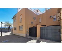 Adosada junto a la Ciudad Deportiva de la Diputación en Armilla