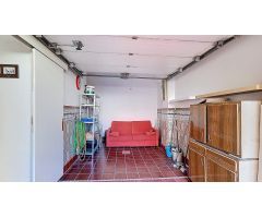 Adosada junto a la Ciudad Deportiva de la Diputación en Armilla