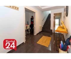 Casa recientemente reformada en su totalidad en M. Cansado (Badajoz). Con cochera.