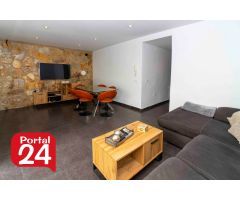 Casa recientemente reformada en su totalidad en M. Cansado (Badajoz). Con cochera.
