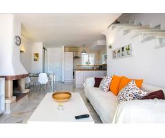 ESPECTACULAR CASA DE DOS DORMITORIOS EN LA RESERVA DE MARBELLA. PISCINA Y JARDINES. SOL TODO EL DIA