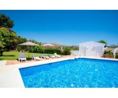 ESPECTACULAR CASA DE DOS DORMITORIOS EN LA RESERVA DE MARBELLA. PISCINA Y JARDINES. SOL TODO EL DIA