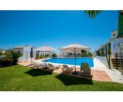 ESPECTACULAR CASA DE DOS DORMITORIOS EN LA RESERVA DE MARBELLA. PISCINA Y JARDINES. SOL TODO EL DIA