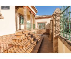 Chalet de 505 m2 construidos con piscina y jardines. 5 dormitorios, 3 baños y un aseo. Sótano 162 m2