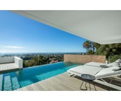 Es una espectacular villa moderna con una ubicación privilegiada en la comunidad cerrada en La Quint
