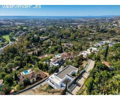 Es una espectacular villa moderna con una ubicación privilegiada en la comunidad cerrada en La Quint