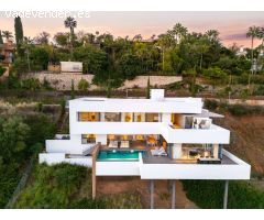 Es una espectacular villa moderna con una ubicación privilegiada en la comunidad cerrada en La Quint