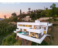 Es una espectacular villa moderna con una ubicación privilegiada en la comunidad cerrada en La Quint