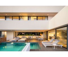 Es una espectacular villa moderna con una ubicación privilegiada en la comunidad cerrada en La Quint