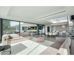 Es una espectacular villa moderna con una ubicación privilegiada en la comunidad cerrada en La Quint