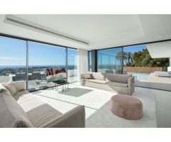 Es una espectacular villa moderna con una ubicación privilegiada en la comunidad cerrada en La Quint