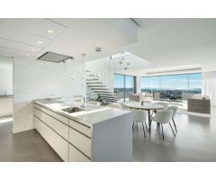Es una espectacular villa moderna con una ubicación privilegiada en la comunidad cerrada en La Quint