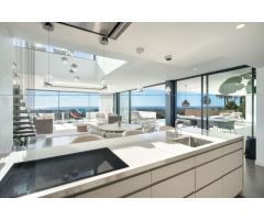 Es una espectacular villa moderna con una ubicación privilegiada en la comunidad cerrada en La Quint