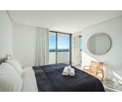 Es una espectacular villa moderna con una ubicación privilegiada en la comunidad cerrada en La Quint