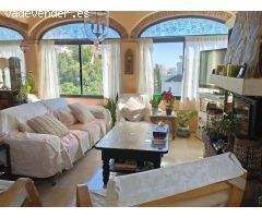 Chalet con personalidad en Fuengirola, cerca de la playa y con piscina privada