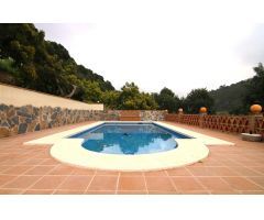 Finca con Vivienda, Piscina y Producción de Aguacates con licencia de (AFO)