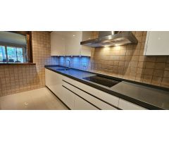 Amplio apartamento bajo de 2 dormitorios disponible en venta en Alminar de Marbella
