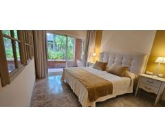 Amplio apartamento bajo de 2 dormitorios disponible en venta en Alminar de Marbella