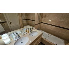 Amplio apartamento bajo de 2 dormitorios disponible en venta en Alminar de Marbella