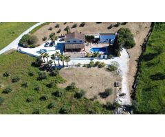 Excepcional apartamento en planta baja de 3 dormitorios con amplias terrazas rodeadas de jardines tr