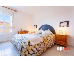 Fantastico atico de 4 dormitorios, terraza y piscina comunitaria.