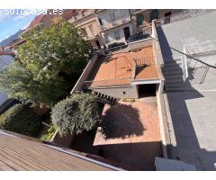 Casa en Poble Sec con jardín, terrazas y garaje para dos coches por 250.000 Eur