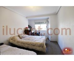 Propiedad junto a mercadillo de Teulada. Patio 60 m2. REQUIERE REFORMA INTEGRAL.