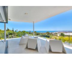 Moderna villa con impresionantes vistas panorámicas al mar en la Urb. Reserva del Higuerón