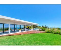 Moderna villa con impresionantes vistas panorámicas al mar en la Urb. Reserva del Higuerón