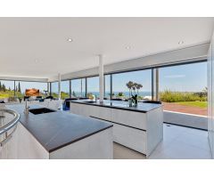 Moderna villa con impresionantes vistas panorámicas al mar en la Urb. Reserva del Higuerón