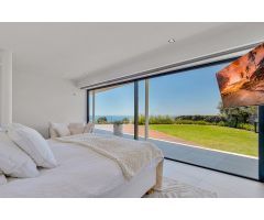 Moderna villa con impresionantes vistas panorámicas al mar en la Urb. Reserva del Higuerón