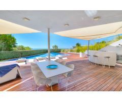 Moderna villa con impresionantes vistas panorámicas al mar en la Urb. Reserva del Higuerón